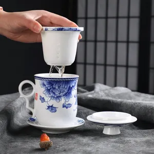 Klassisches Keramik Teetasse Set mit Sieb Deckel und Untertasse blau-weiße Porzellan.