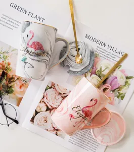 Set de tasses en céramique marbrée avec couvercle et cuillère dorée, joli flamant rose.