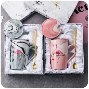 Vue détaillée du coffret cadeau tasse en céramique marbrée avec couvercle et cuillère, design.