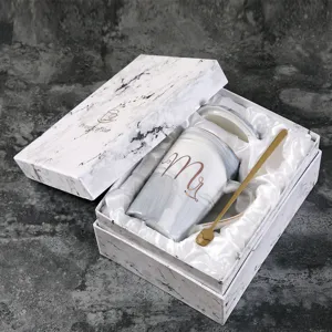 Coffret cadeau de tasse à café en céramique marbrée avec couvercle et cuillère de luxe.