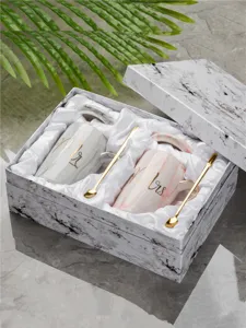 Coffret cadeau de tasses de couple en céramique marbre avec couvercles et cuillères.