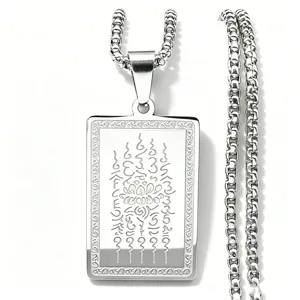 Roestvrijstalen vierkante hanger ketting met traditioneel Thais vijf-lijnig amulet detail.