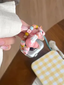 Bracelet montre perles ceramique pour apple watch charmant lapin rose detail gros plan vue