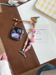 Bracelet de montre tressé en perles de céramique avec pendentifs de dessin animé.