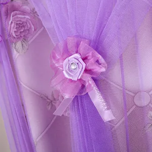 Cortina de puerta de encaje violeta detalle divisor de malla con alzapaños de rosa.