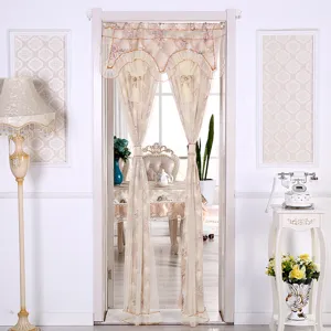 Vista de escena detallada de la elegante cortina de puerta de encaje de doble apertura para el hogar.