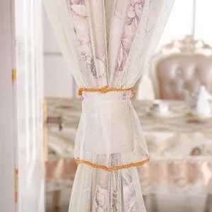 Vista detallada de cortina de puerta de encaje elegante, tela de malla transparente floral.