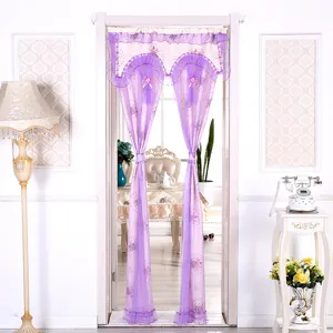 Vista detallada de la elegante cortina de puerta de encaje morado, con volantes y lazos florales.