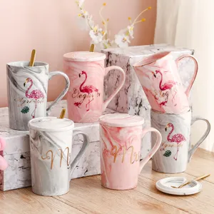 Ensemble de Boîte Cadeau de Tasse à Café en Céramique à Texture Marbre avec Couvercle et Cuillère Dorée Tasse à Eau Créative pour Couple