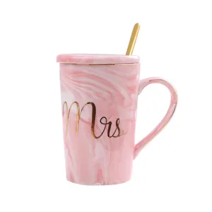 Tasse a cafe en ceramique marbre rose avec couvercle et cuillere dores, tasse cadeau.
