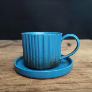 Ensemble tasse et soucoupe a cafe en ceramique vintage, mug texture retro pour le bureau.