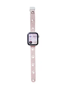 Bracelet de montre en cuir rose avec design creux d'empreinte de patte pour Apple Watch.
