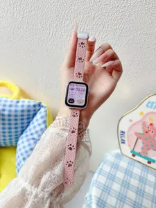 Bracelet de montre en cuir rose avec motif de patte de chat ajouré pour Apple Watch.