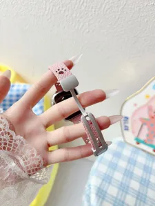 Bracelet de montre en cuir rose avec motif patte de chat, compatible Apple Watch, élégant.