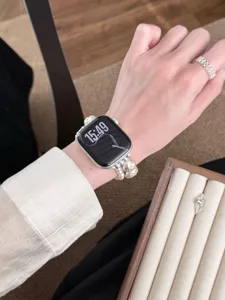 Élégant bracelet de montre à double rangée de perles compatible avec Apple Watch, accessoire chic.