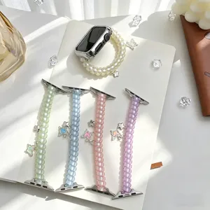 Gros plan sur des bracelets de montre en perles colorées avec de charmants pendentifs papillons.