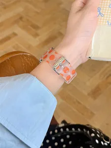 Vue détaillée du bracelet de montre en silicone à pois au poignet, montrant la boucle et texture.