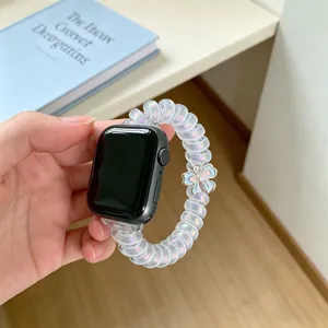 Primo piano dettagliato del cinturino per orologio a spirale iridescente con bel ciondolo.