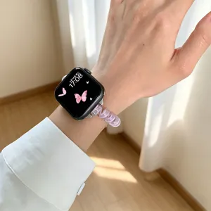 Primo piano del cinturino per orologio a spirale in filo telefonico viola chiaro indossato al polso.