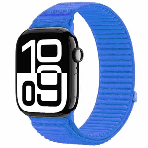 Dettaglio cinturino per orologio in tessuto alpino blu, cinturino in nylon resistente per smartwatch.