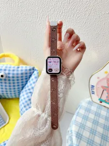 Bracelet de montre en cuir imprimé chat de rechange compatible série Apple Watch, vue détail.
