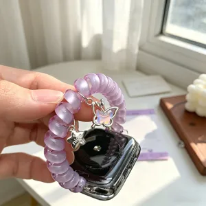 Bracelet de montre en spirale violette avec charm papillon élégant compatible Apple Watch.