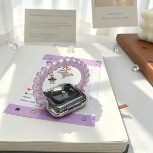 Élégant bracelet de montre fil téléphonique violet avec charme de papillon vue détaillée.
