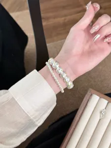 Vue détaillée de l'élégant bracelet de montre en perles à double rangée avec cristaux.