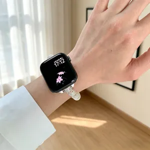 Vista ravvicinata dettagliata del cinturino per orologio trasparente con grazioso fiocco.