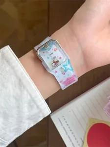 Nahaufnahme des transparenten Silikonarmbands mit süßem Cartoon-Muster und Metallschließe.