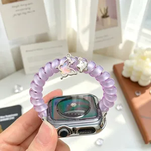 Vue détaillée du bracelet de montre Apple en spirale violette avec de charmants accessoires de papillon.