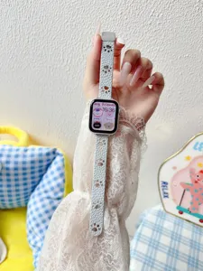 Vue détaillée du bracelet de montre en cuir avec découpe de pattes de chat et boucle déployante.