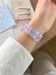 Nahaufnahme des gedruckten Silikon-Uhrenarmbands mit Metallschließe am Handgelenk.