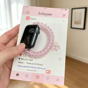 Vista di dettaglio del cinturino per orologio rosa a cavo telefonico con ciondolo a fiocco.