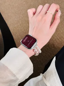 Gros plan sur le bracelet élégant en perles et perles métalliques porté au poignet chic.