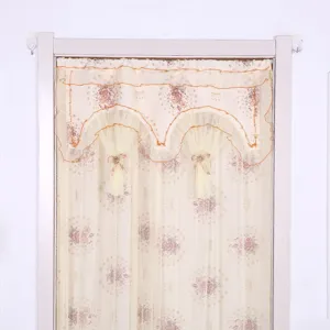 Vista detallada de la cortina de encaje con patrón floral y diseño de doble apertura para el hogar.