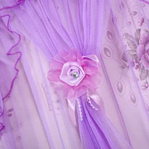 Detalle de cortina de puerta de encaje morado, elegante cortina divisoria de malla con flor.