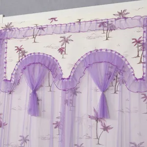 Cortina de puerta de encaje morado con volantes elegantes y fondo con diseño de palmeras.