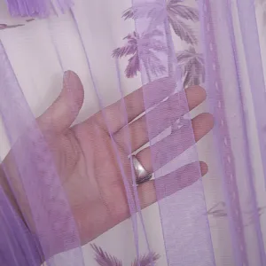 Detalle de tela de cortina transparente morada, material de malla ligera con diseño de palma tropical