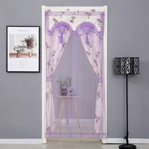 Vista detallada de una cortina de puerta de encaje morado con estampado de palmeras.