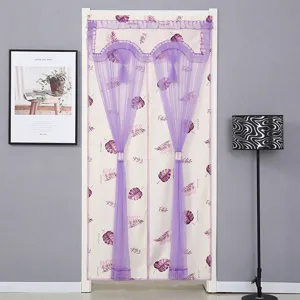 Detalle de la cortina de puerta de encaje morado con volantes y elegante diseño de hojas.