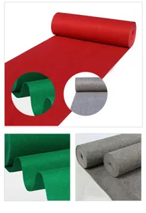 Detail van wegwerp non-woven evenemententapijt in rood, groen en grijs voor buitenevenementen.