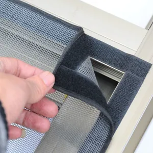 Mosquitera de ventana transpirable con diseño autoadhesivo para una fácil instalación en el hogar.