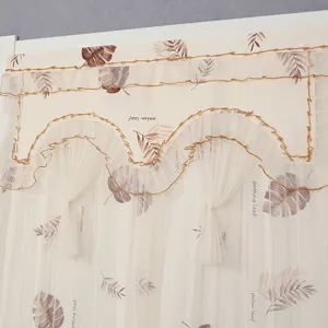 Detalle de cortina de encaje con volantes exquisitos y estampado de hojas botánicas para el hogar.