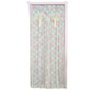 Cortina de puerta doble de encaje floral como separador de ambientes para dormitorio y baño