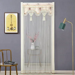 Cortina de puerta de encaje con cenefa floral y borlas separador de ambientes elegante y util.