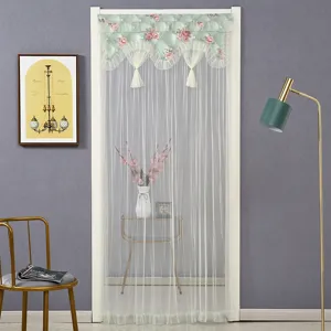Elegante cortina de puerta de encaje con patrón floral y borlas para divisor de habitación.