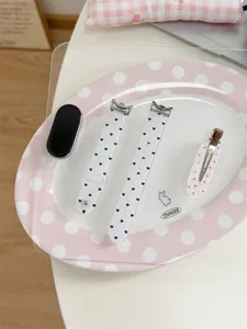 Primo piano del cinturino in silicone trasparente a pois per smartband e graziosa molletta.