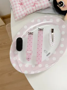 Vista dettagliata del cinturino di ricambio in silicone con cuori e pois per smartband.