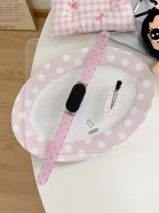 Cinturino di ricambio in silicone a pois rosa compatibile con i fitness tracker intelligenti.
